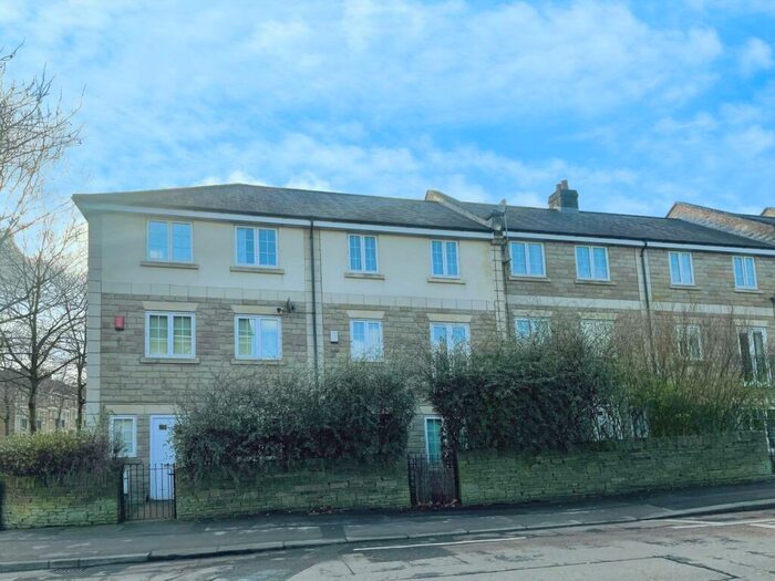4 Bedroom Terraced House To Rent In Wheathouse Road, Huddersfield, West Yorkshire, HD2