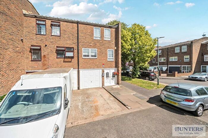 4 Bedroom Town House For Sale In St. Edmunds Close, Erith, DA18