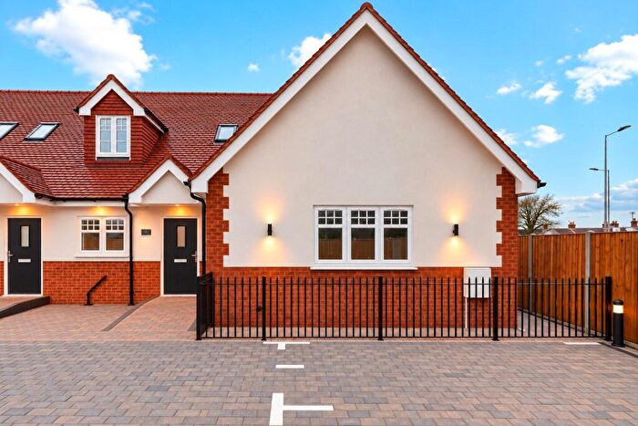 2 Bedroom Bungalow For Sale In Jensen Close, Hornchurch, RM12