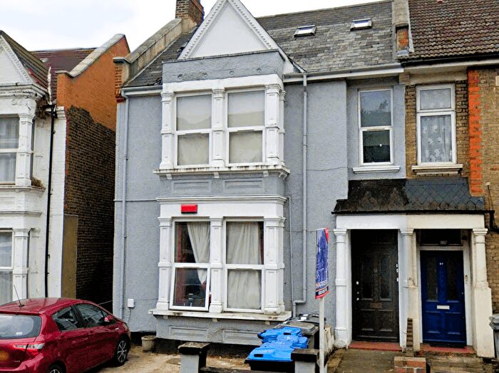 2 Bedroom Flat To Rent In Acton Lane, London, NW10