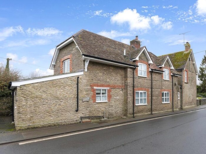 3 Bedroom Link Detached House For Sale In Longburton, DT9
