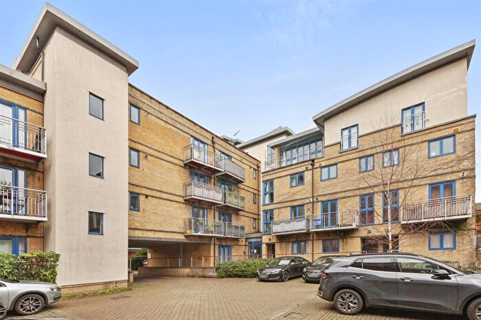 3 Bedroom Terraced House For Sale In The Galleries, Dovecot Road, High Wycombe, HP13