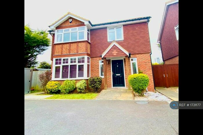 3 Bedroom Detached House To Rent In Dragonfly Close, Surbiton, KT5