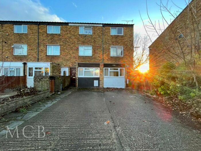 5 Bedroom Semi-Detached House To Rent In St Clement Close, Cowley, UB8