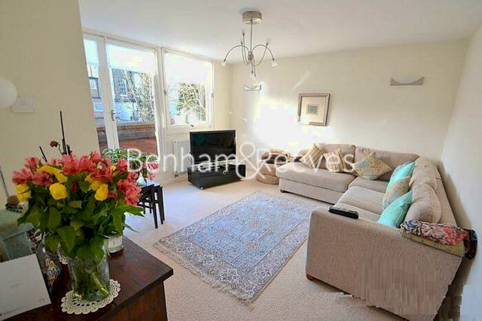 2 Bedroom Flat To Rent In Britten Close, London, NW11