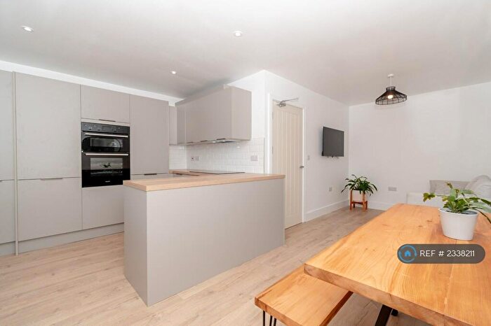 6 Bedroom Semi-Detached House To Rent In Bellcote Drive, Moldgreen, Huddersfield, HD5