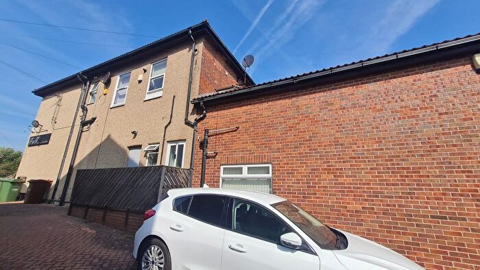 2 Bedroom Flat To Rent In Alverthorpe Road, Wakefield, West Yorkshire, Uk, WF2