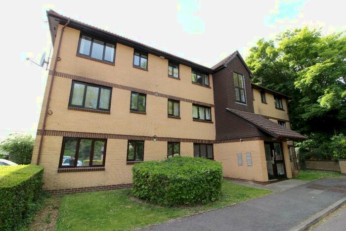 2 Bedroom Apartment To Rent In Canons Close, Reigate, Surrey, RH2