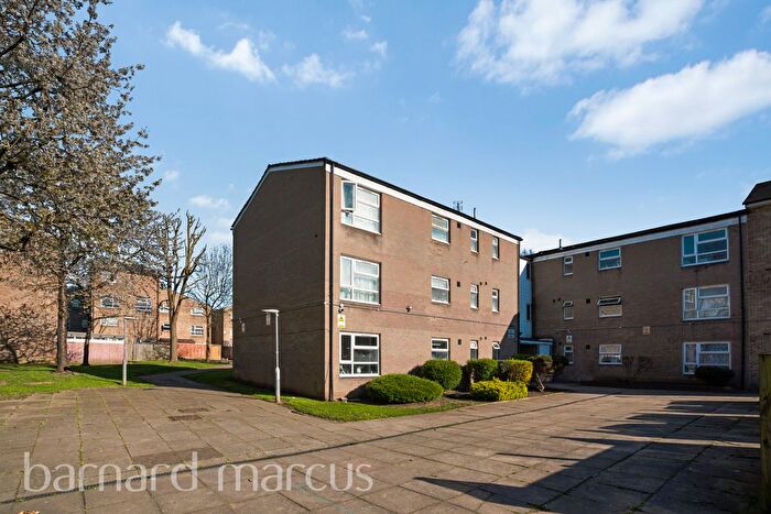 3 Bedroom Flat To Rent In Pocklington Close, London, NW9