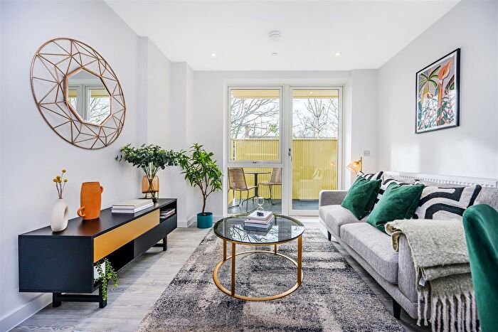 1 Bedroom Flat For Sale In Bell Tree Court London Road, Hounslow, TW8