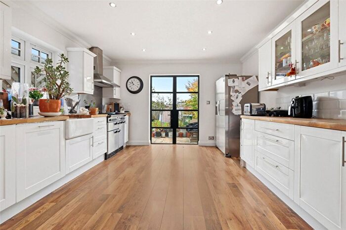 3 Bedroom Semi Detached House For Sale In Southend Road, Billericay, CM11