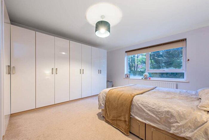 2 Bedroom Flat To Rent In Ballards Lane, Finchley Central, London, N3