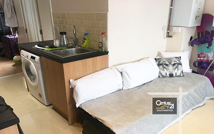 1 Bedroom Flat To Rent In |Ref: |, Leigh Road, Eastleigh, SO50