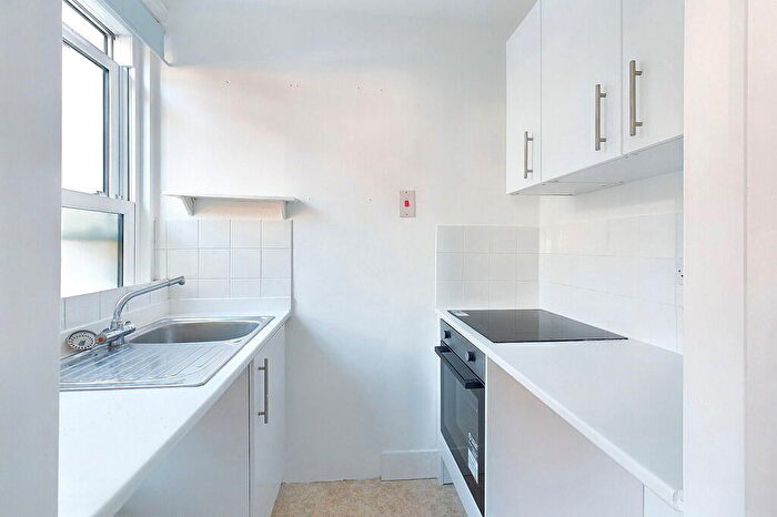 Flat To Rent In Byron Road, Worthing, BN11