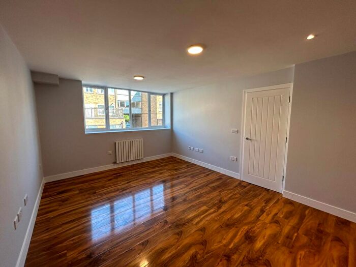 2 Bedroom Flat To Rent In Town Centre, RH10