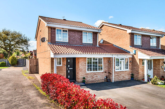 4 Bedroom Link Detached House For Sale In State Farm Avenue, Farnborough, Orpington, Kent, BR6