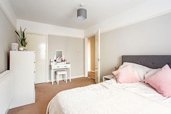 2 Bedroom Flat To Rent In Chaucer Court, Guildford, GU2