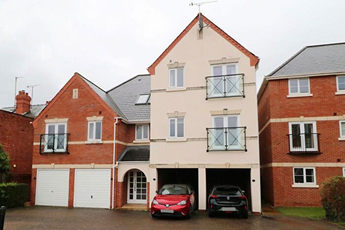 2 Bedroom Flat To Rent In Eden Court, Whitecross, HR4