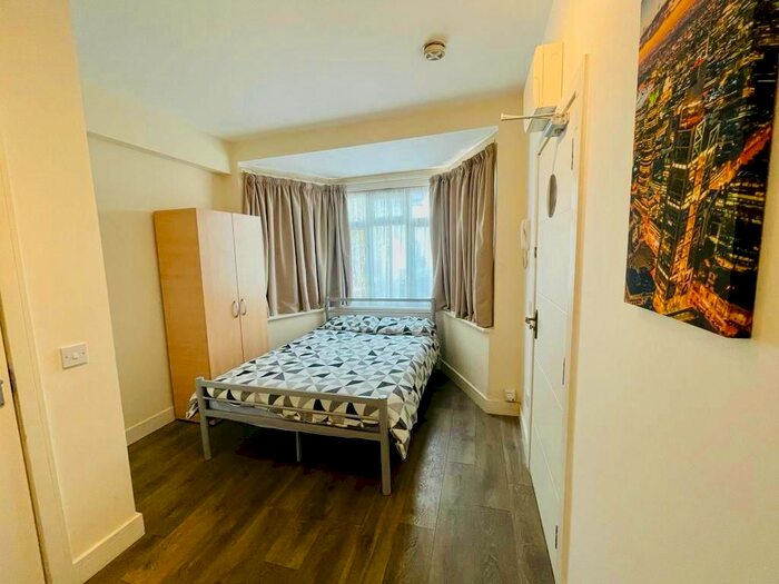 Studio To Rent In Woodville Gardens, London, NW11