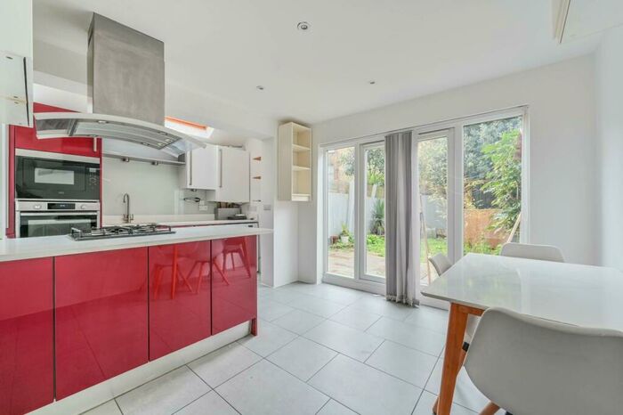 2 Bedroom Flat To Rent In Vardens Road, St John's Hill, London, SW11