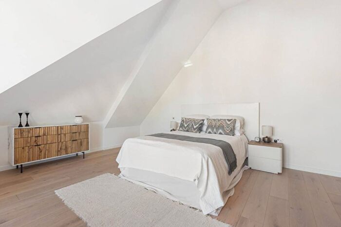 3 Bedroom Flat To Rent In Creswick Road, Acton, W3