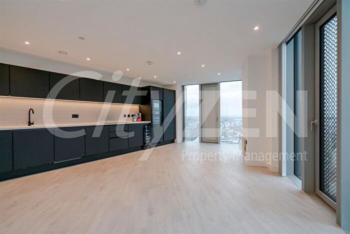 2 Bedroom Flat To Rent In Vista River Gardens, Trinity Way, Manchester, M3