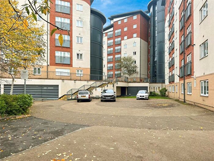 2 Bedroom Apartment For Sale In Aspects Court, Slough, Berkshire, SL1