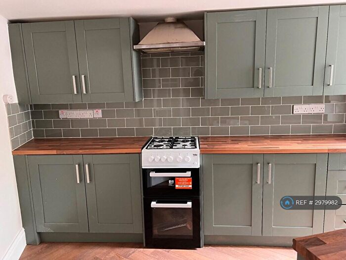 3 Bedroom Flat To Rent In Powerscroft Road, London, E5