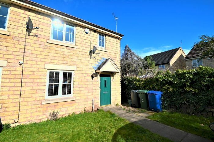 3 Bedroom Semi-Detached House To Rent In Elm Close, Rossington, Doncaster, DN11