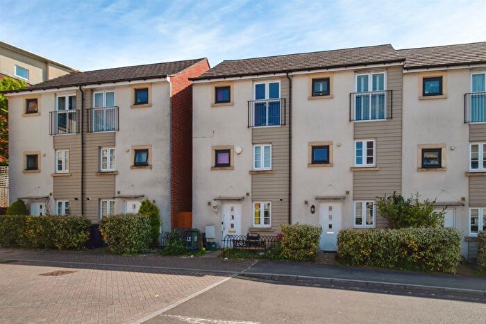 3 Bedroom Property For Sale In Sinclair Drive, Basingstoke, RG21