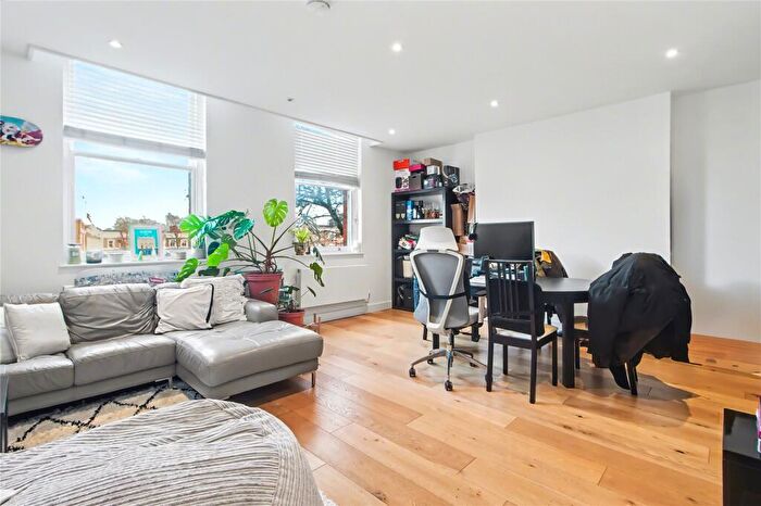 3 Bedroom Apartment To Rent In Upper Street, London, N1