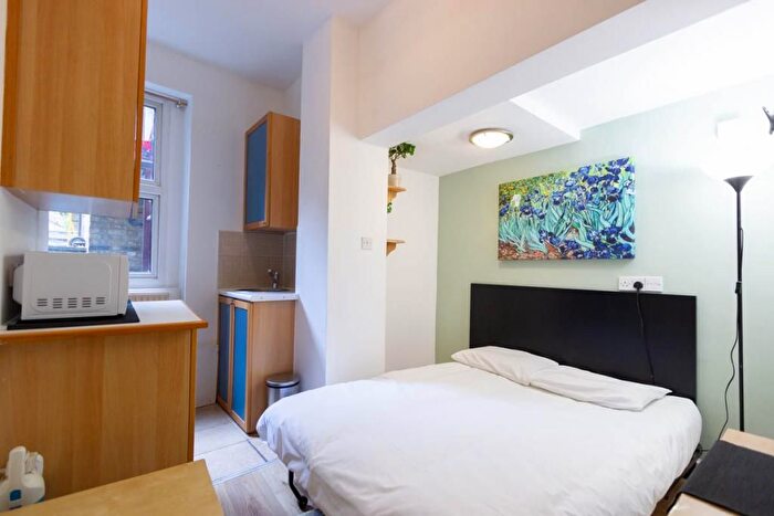 Studio To Rent In West Cromwell Road, Earls Court, London, SW5