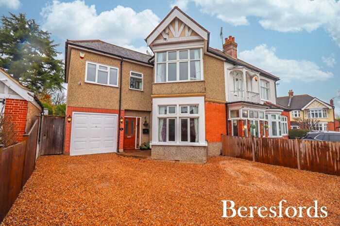 4 Bedroom Semi Detached House For Sale In Deyncourt Gardens, Upminster, RM14