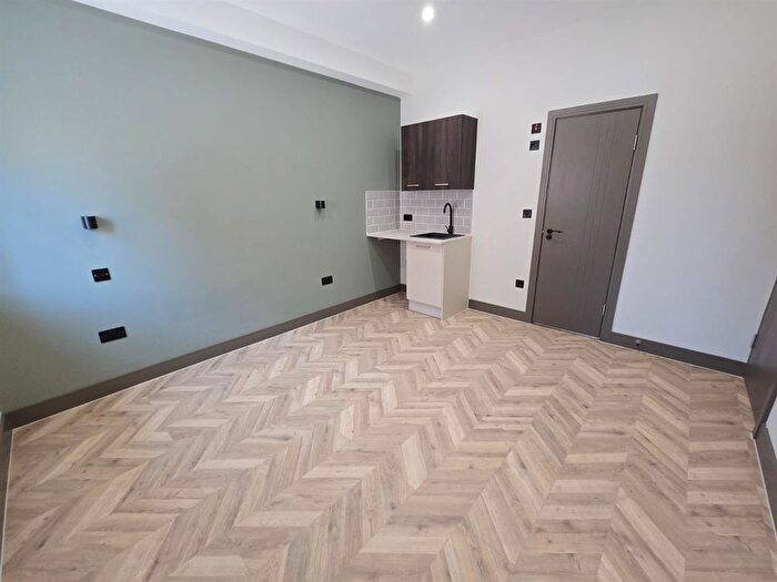 Studio To Rent In Green Lane, Shepperton, TW17