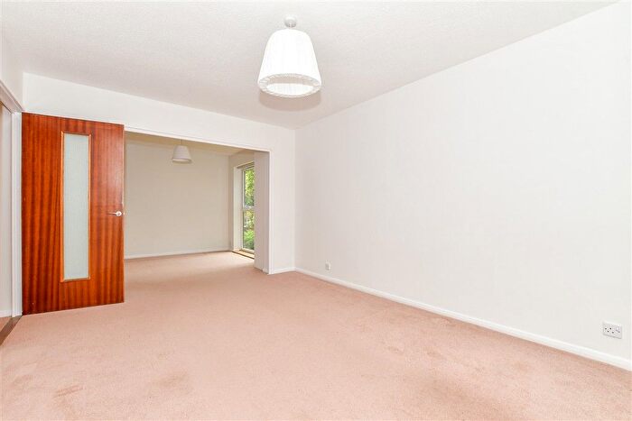 2 Bedroom Flat For Sale In Mill Crescent, Tonbridge, Kent, TN9