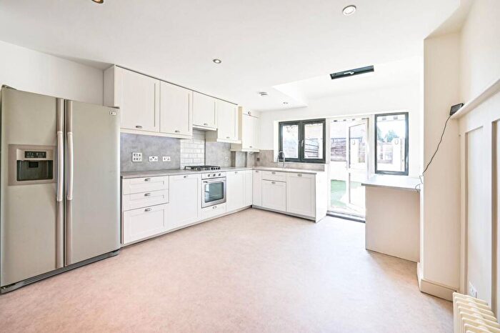 3 Bedroom Terraced House To Rent In Sycamore Hill, Friern Barnet, London, N11