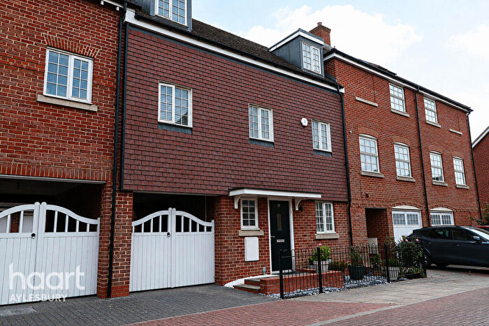 4 Bedroom Detached House For Sale In Whittingham Avenue, Aylesbury, HP22