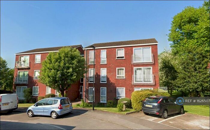 2 Bedroom Flat To Rent In Roundhedge Way, Enfield, EN2