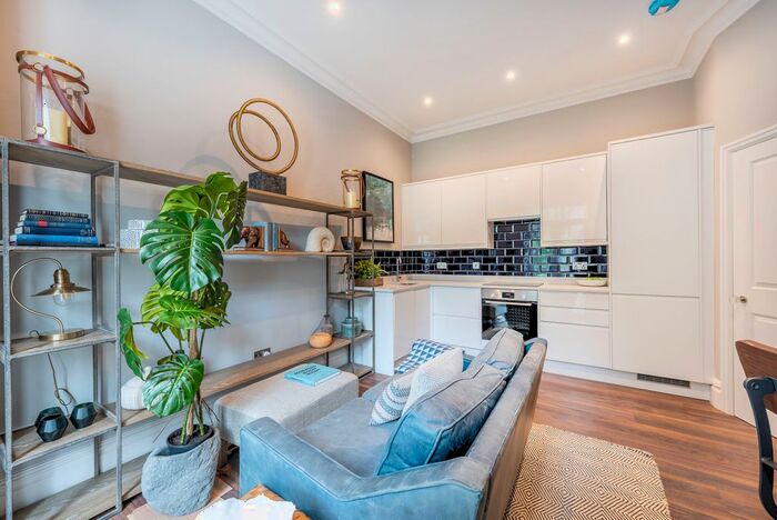 2 Bedroom Flat To Rent In Devonport Road, London, W12