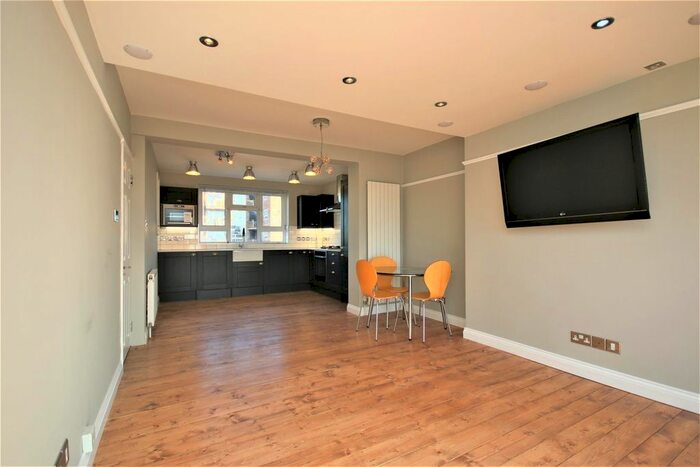 3 Bedroom Flat To Rent In Queens Drive, N4