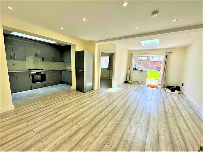 4 Bedroom Semi-Detached House To Rent In Effort Street, Tooting Broadway, London, SW17