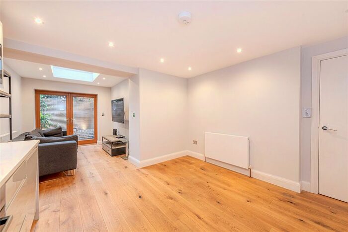 2 Bedroom Flat To Rent In Ladbroke Grove, London, W11