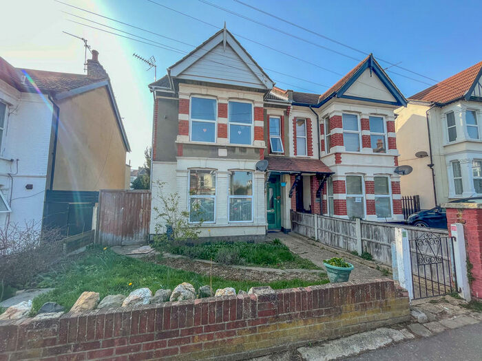 2 Bedroom Ground Flat To Rent In Southend-On-Sea, Essex, SS1