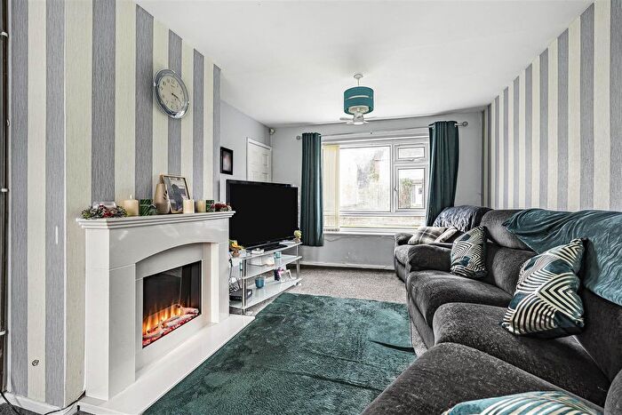 3 Bedroom Semi Detached House For Sale In Tulliver Close, Bedworth, CV12