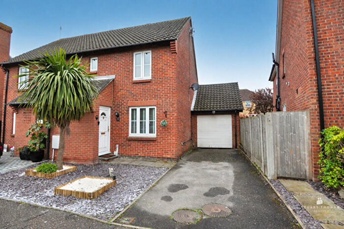 3 Bedroom Semi Detached House For Sale In Truro Crescent, Rayleigh, SS6