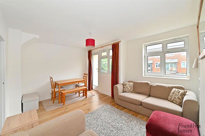 2 Bedroom Flat For Sale In Cable Street, London, E1