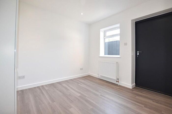 1 Bedroom Flat To Rent In Coombe Road, Kingston Upon Thames, KT2