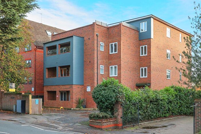 2 Bedroom Flat For Sale In Station Road, Leatherhead, Surrey, KT22