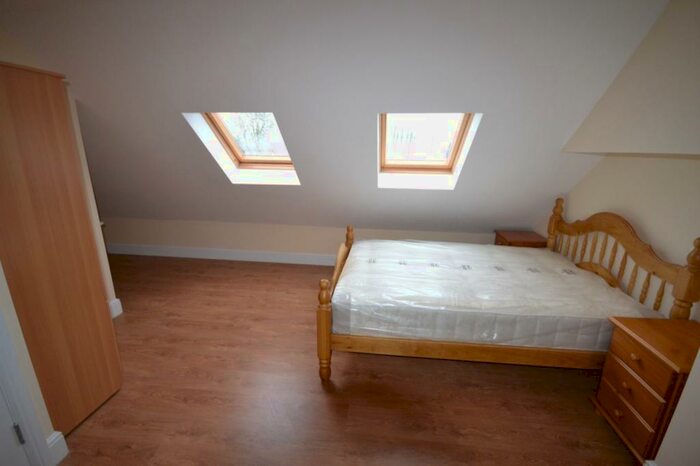 Flat To Rent In Deanscroft Avenue, London, NW9