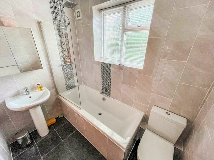 2 Bedroom Flat To Rent In Queensway, Stourbridge, DY9